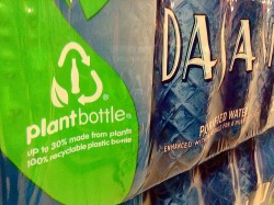 Die Softgetränke-Industrie hat damit begonnen, Bio-PET in ihren Trinkflaschen zu verarbeiten und zielt darauf ab, bis zum Jahr 2018 Flaschen aus 100 % Bio-PET herzustellen. (© JeepersMedia)