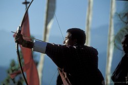 Traditionelle bhutanische Bögen werden aus Bambus hergestellt und mit Hanfgarn bespannt, und obwohl diese Bögen heute durch US-Importe allmählich verdrängt werden, halten manche Bogenschützen nach wie vor an ihrem Gebrauch fest (© World Bank Photo Collection)