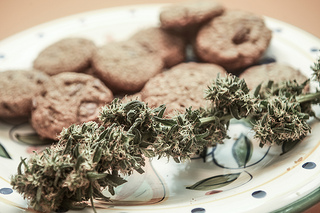 Ein 60 kg schwerer Erwachsener müsste 180 g reines THC essen, um eine Dosis von 3.000 mg/kg zu erreichen, und es wäre extrem unwahrscheinlich, dass er daran sterben würde (Prensa 420)