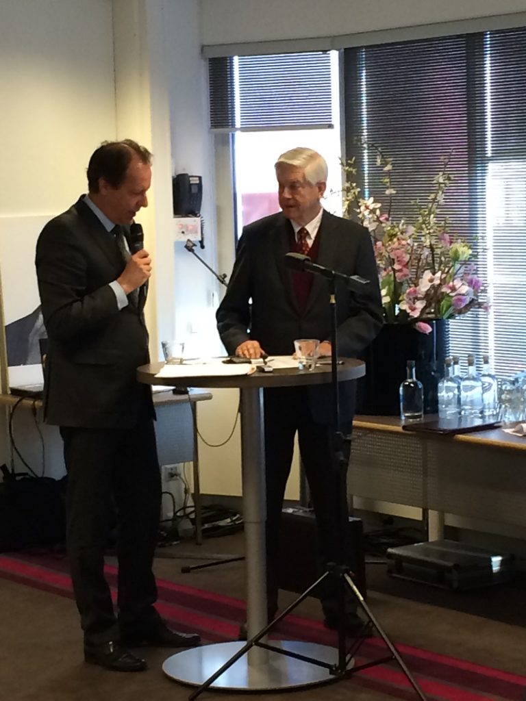 Rob van Gijzel (Bürgermeister von Eindhoven) im Gespräch mit Herrn Bolkestein.