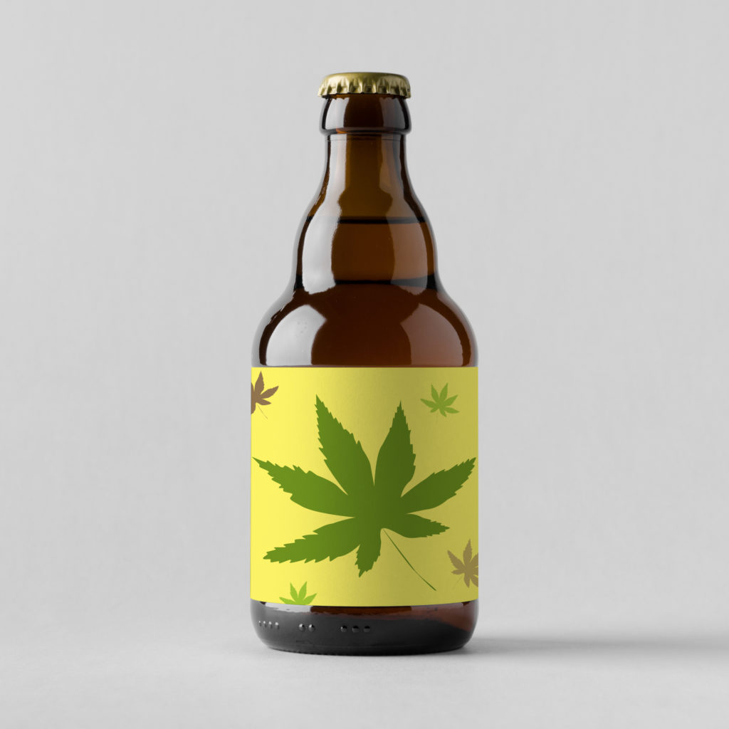 Fles bier met label met cannabisblad erop