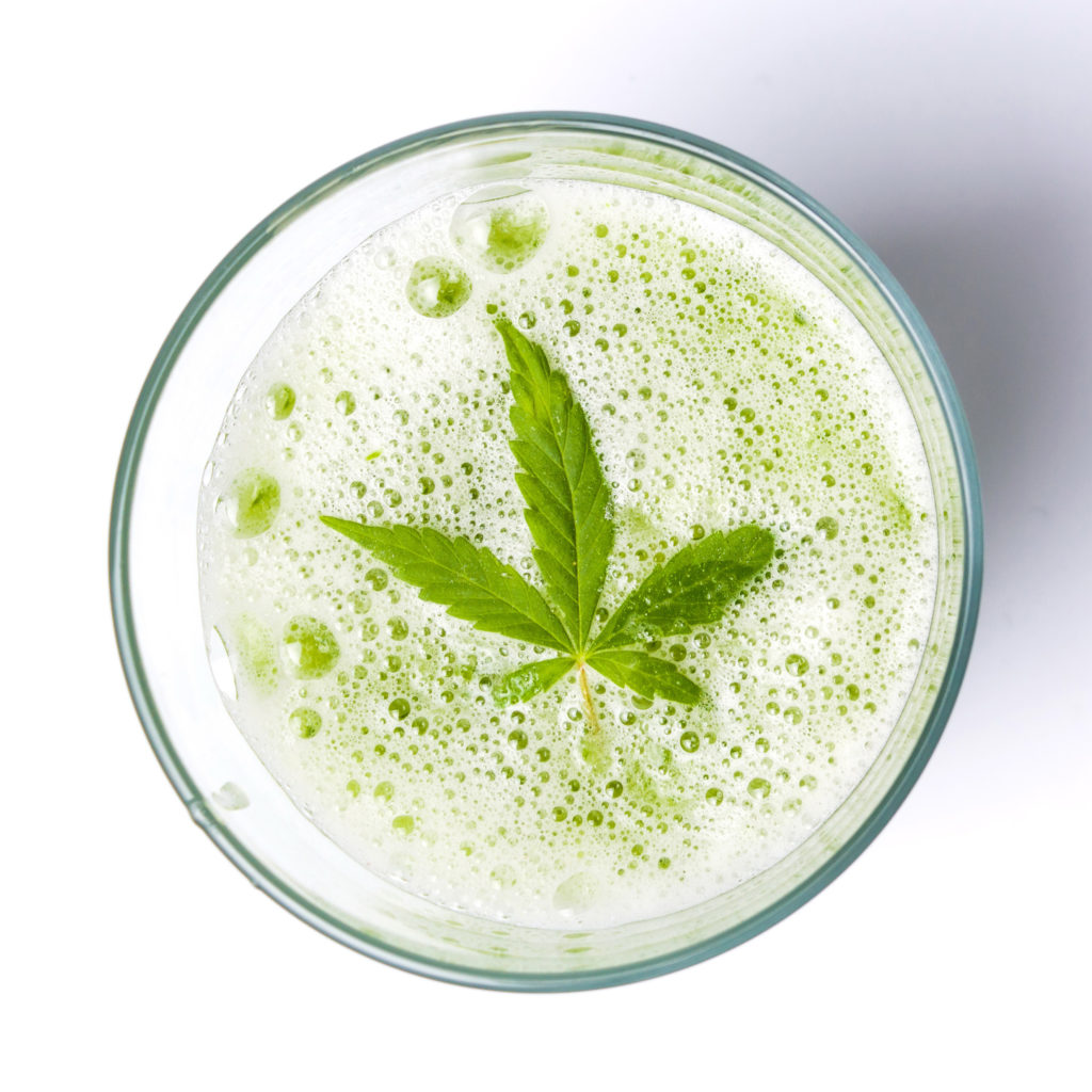 Bhang lassi drinkt in een glas met cannabisblad erop