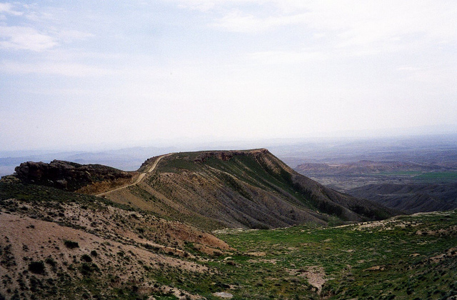 01 - The remaining non-desert area of Turkmenistan is generally taken up by mountainous terrain (© Jeanne Menjoulet & Cie)