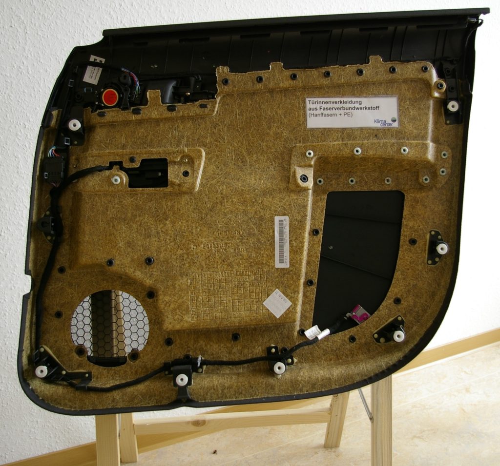 Composietplastics op basis van hennep hebben een grote treksterkte en stijfheid en worden gebruikt bij de productie van auto's, boten, muziekinstrumenten en nog veel meer producten (© Wikmedia Commons)