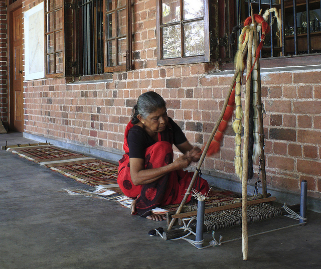A woman weaving hemp cloth on a traditional loom in Dumbara region, Sri Lanka (© Kandyan Art Association)