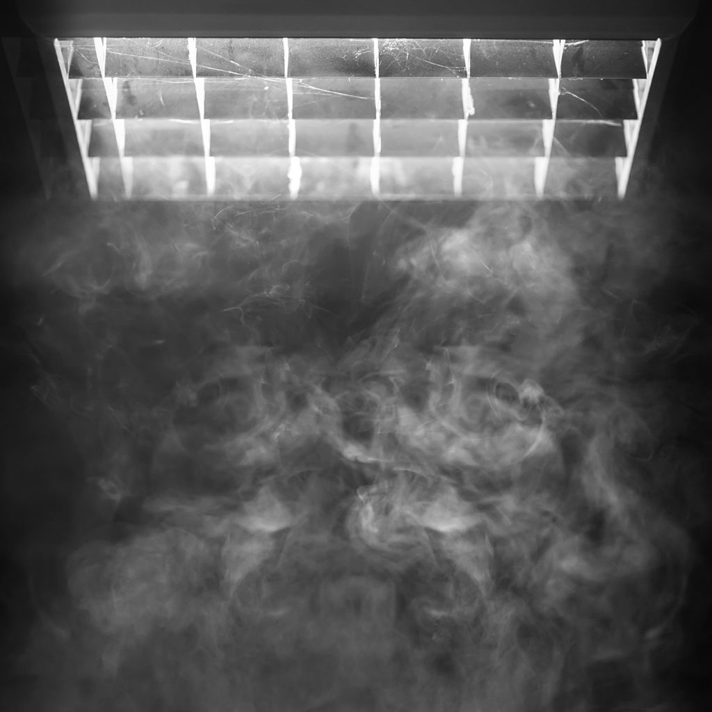 Además de compartir bongs, fumar cannabis en habitaciones y vehículos cerrados a cal y canto es un método social común que puede aumentar las tasas de transmisión de la tuberculosis