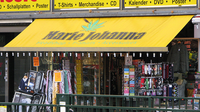 Des boutiques hippies comme celle-ci vendent une large gamme d'accessoires de consommation, notamment des pipes, des bongs et du papier à rouler - Blog Sensi Seeds