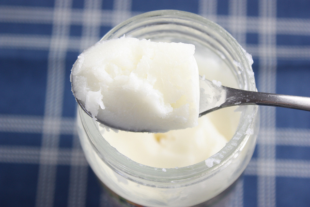Une huile lourde et riche telle que l'huile de coco est une base parfaite pour les baumes au cannabis à usage topique (© mealmakeovermoms)