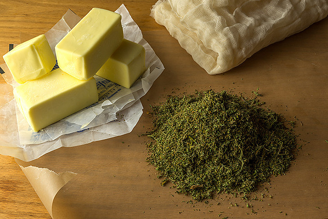 Al igual que con la mantequilla de marihuana, se añaden hojas secas a la grasa y se cuece suavemente a fuego lento (© Walt74)