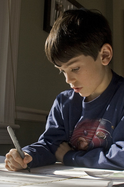Los niños diagnosticados con TDAH presentan muchas dificultades para concentrarse en tareas tranquilas durante períodos prolongados (© WoodleyWonderworks)
