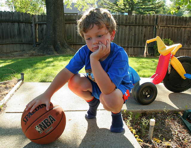Los niños con TDAH pueden aburrirse fácilmente, y suelen entusiasmarse mucho con los juegos activos al aire libre (© John-Morgan)