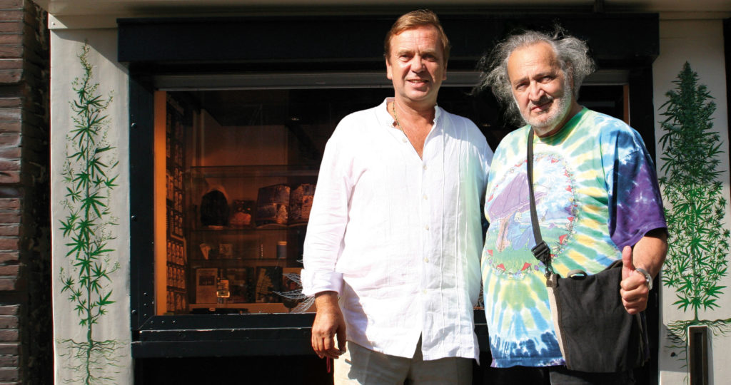 Jack Herer et Ben Dronkers devant le magasin de cannabis