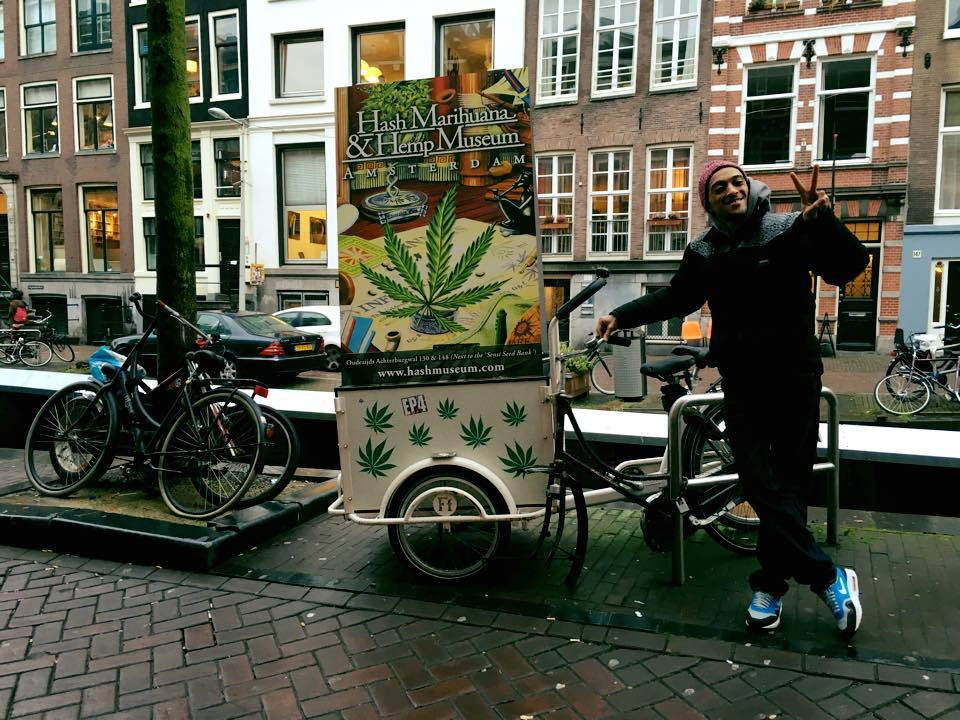 Demi Portion devant le Hash Marihuana & Hemp Museum