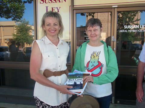 Die australische Gesundheitsministerin Sussan Ley (links)