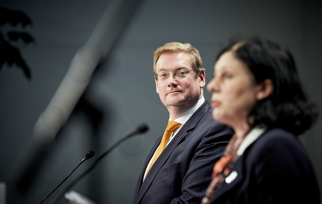 Ivo Opsteltens opvolger Ard van der Steur (l) houdt het paradoxale beleid in stand.