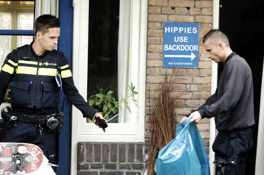 De politie neemt 7 kleine plantjes in beslag bij Derrick Bergman (Foto: Gonzo Media)