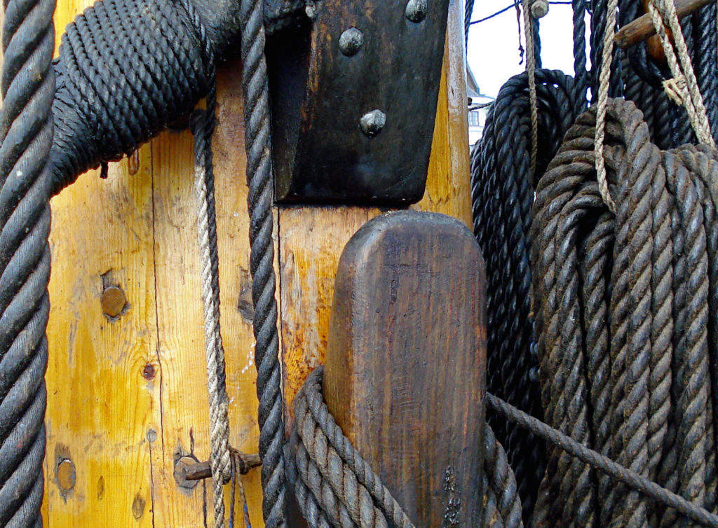Verschillende soorten scheepswant gemaakt van geslagen en geteerde hennepvezels, zoals hier te zien in Helsinki (© Sirkku :))