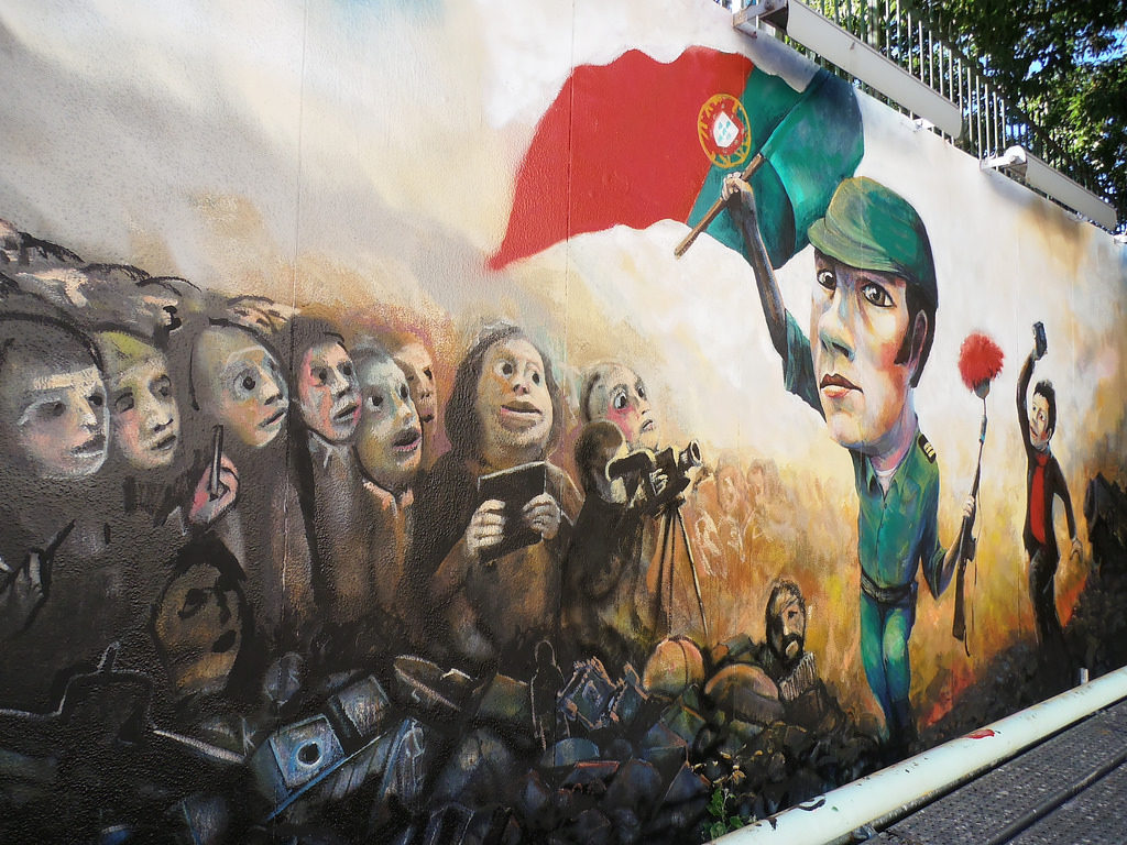 Un graffiti commémorant la Révolution des Œillets de 1974 qui a marqué la fin d’une dictature militaire et le début d’une ère nouvelle d’expérimentation sociale (© Jeanne Menj)