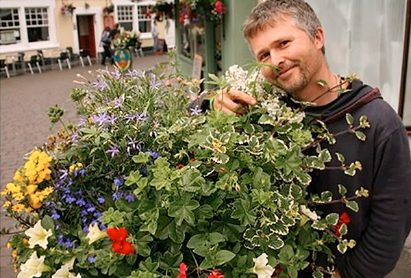 Free Rob Cannabis con un arreglo más reciente presentado a Glastonbury In Bloom, con cannabis que no había plantado el mismo