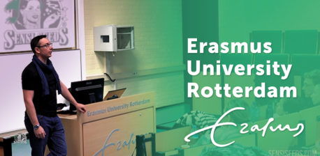 Mann, der eine Rede an der Erasmus-Universität in Rotterdam hält