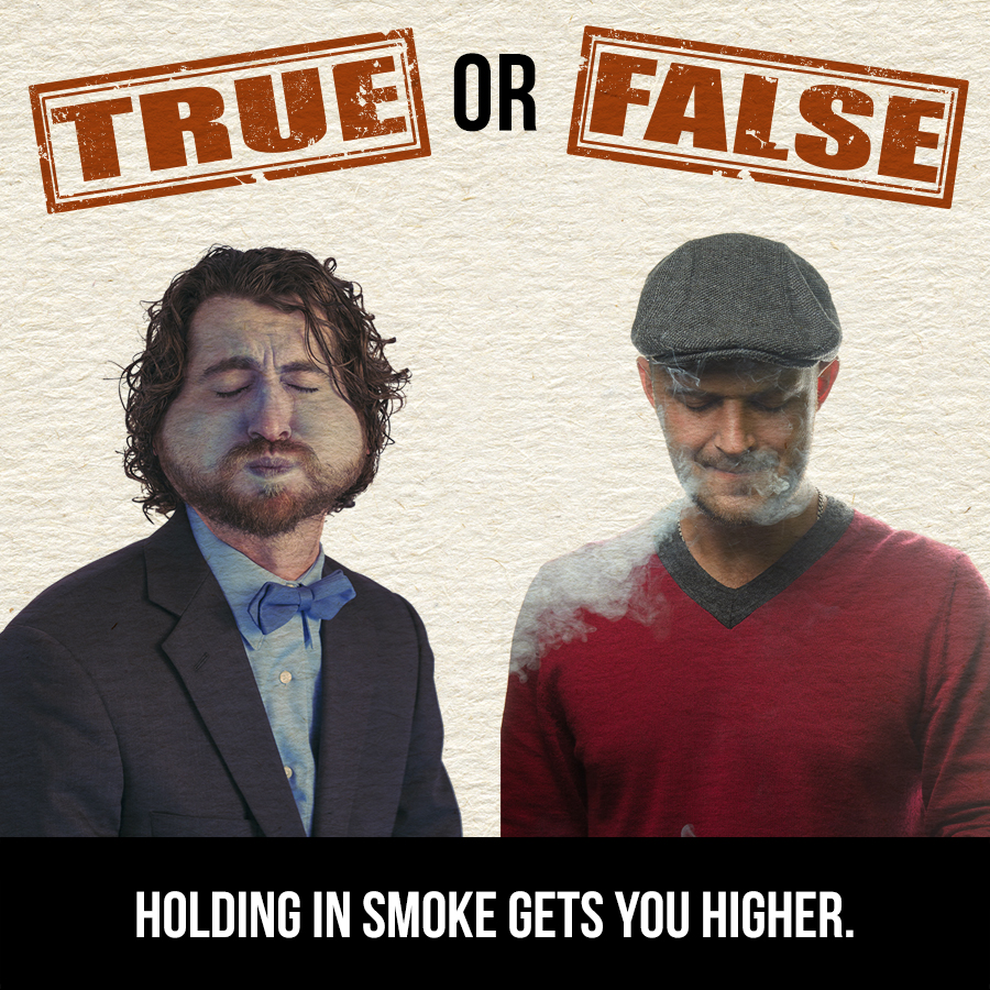 Un hombre sosteniendo un humo en y el otro exhalando