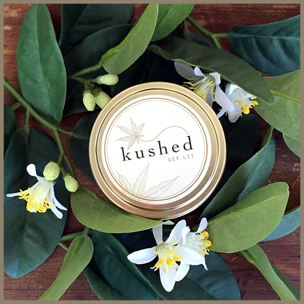 “White Witch” kamperfoelie-, jasmijn- & cannabiskaarsen van Kushed Candles