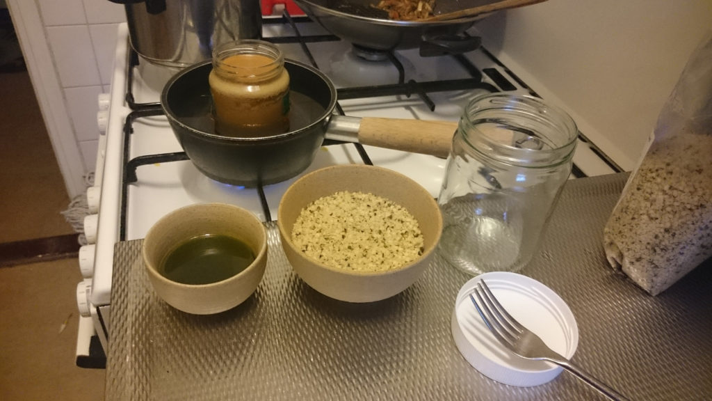 Notez qu’il ne faut pas utiliser cette technique avec des pots en plastique, au risque qu’ils ne fondent !