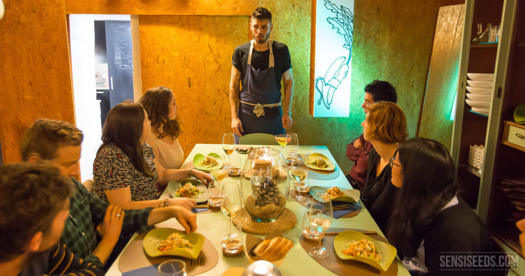 Les gens étaient assis autour d'une table aménagée pour le dîner