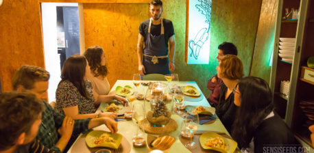 Les gens étaient assis autour d'une table aménagée pour le dîner