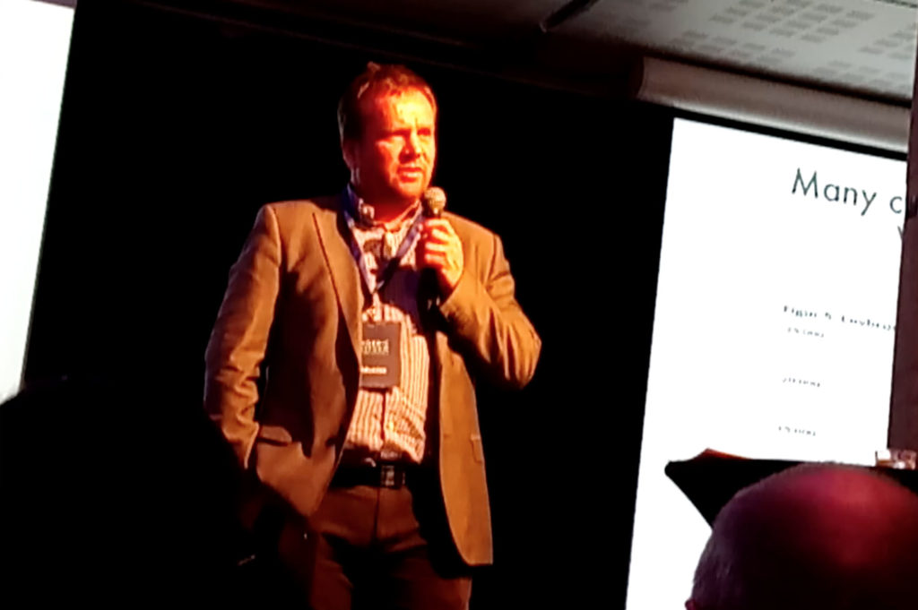 El agente de policía Bård Dyrdal, anunciando la presentación de LEAP Scandinavia en el escenario de la Nordic Reform Conference en Oslo
