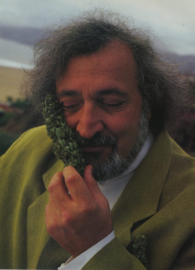 Jack Herer met een cannabis bud aan zijn gezicht