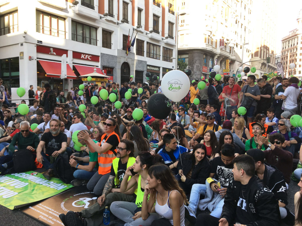 MADRID : BALLONS VERTS ET BONNE ENERGIE A LA 22E MARCHE MONDIALE DE LA MARIJUANA