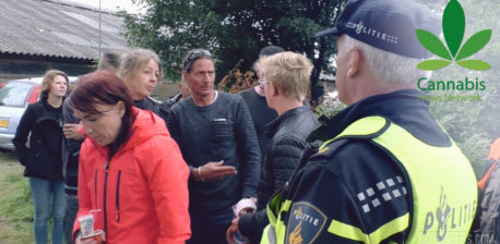 Polizist und Leute, die draußen stehen