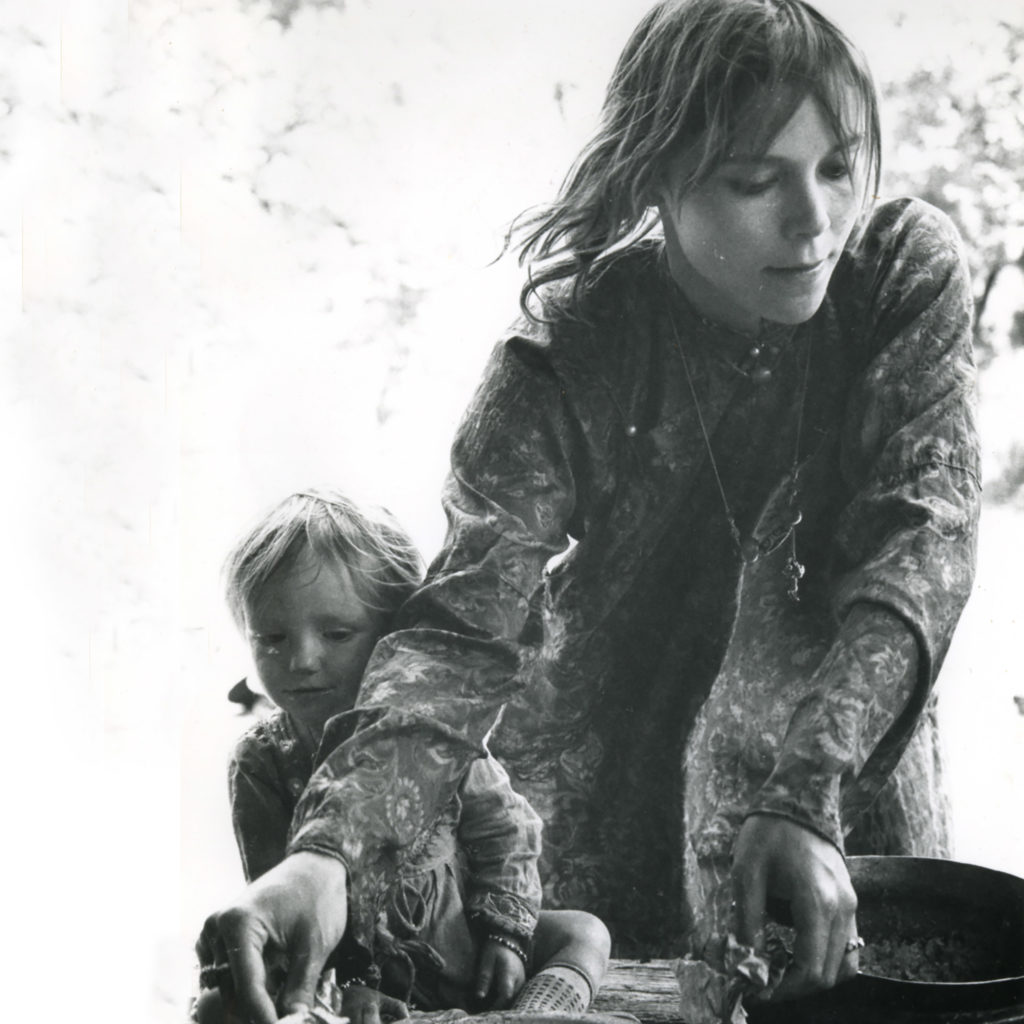 Une photo en noir et blanc de Mila Jansen et sa fille