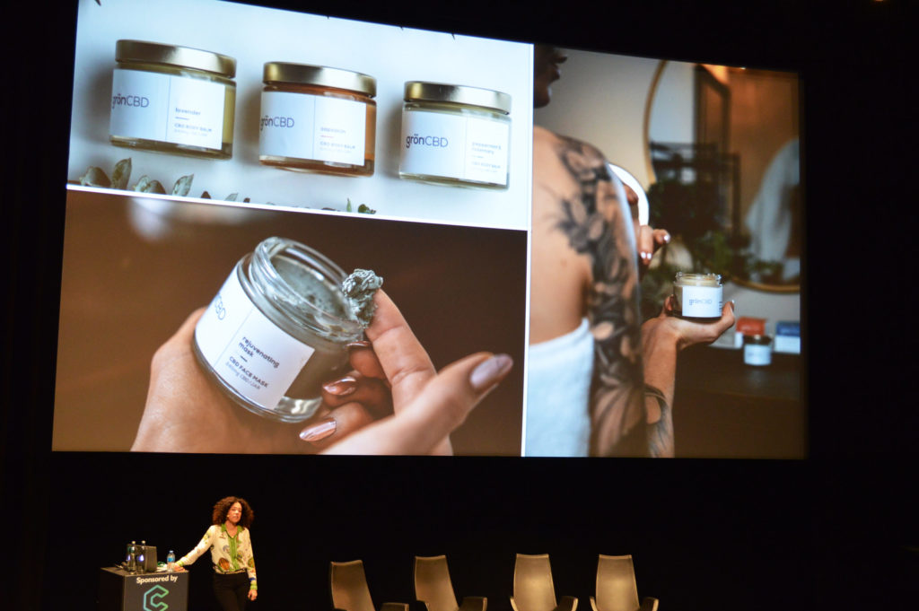Foto von Christine Smith, das im Rahmen der Cannabis Capital Convention im Filmmuseum von Amsterdam aufgenommen wurde. Christine präsentiert gerade eine CBD-Gesichtsmaske.