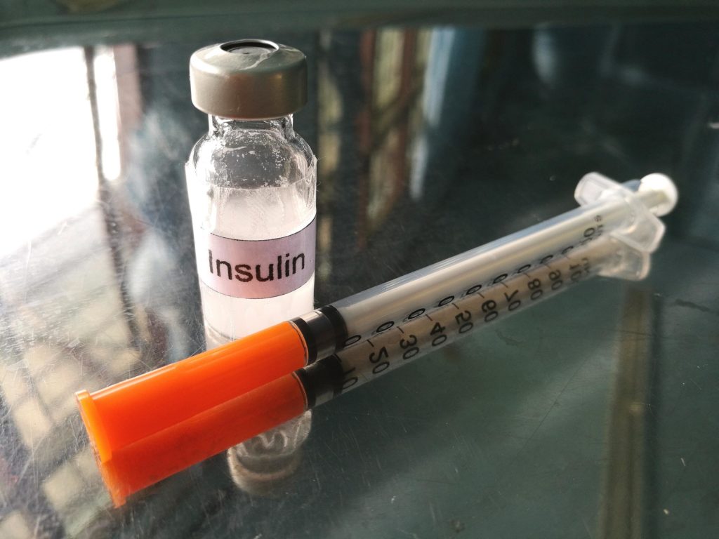 A bottle of inulin and a syringe