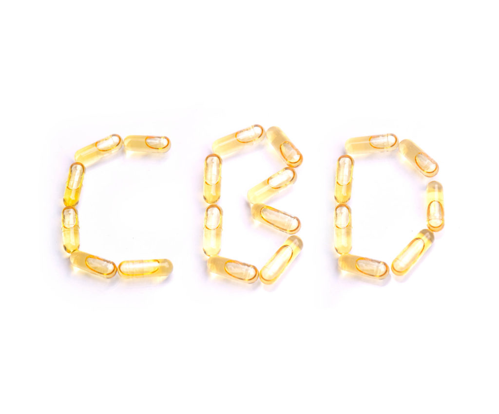 Cápsulas de CBD deletrear la palabra CBD