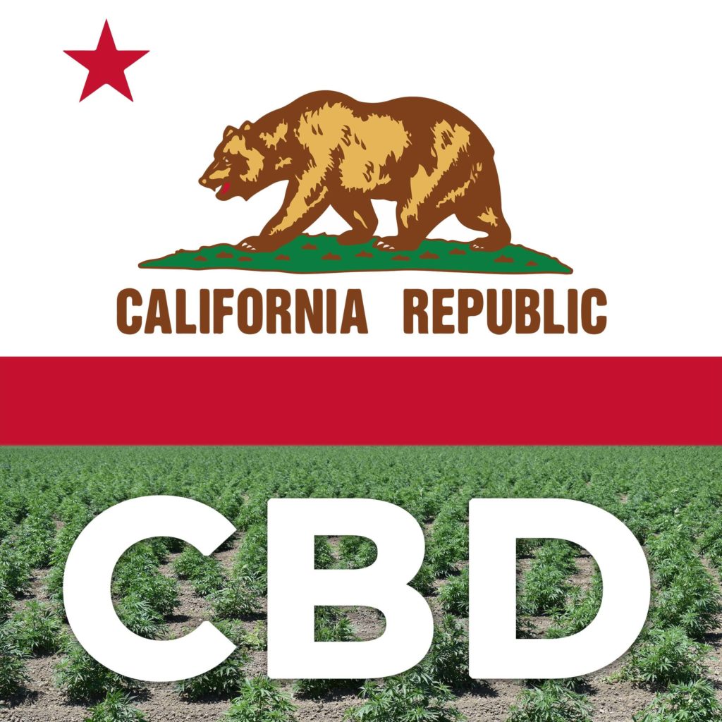 La bandera de California y un campo de plantas de cannabis.