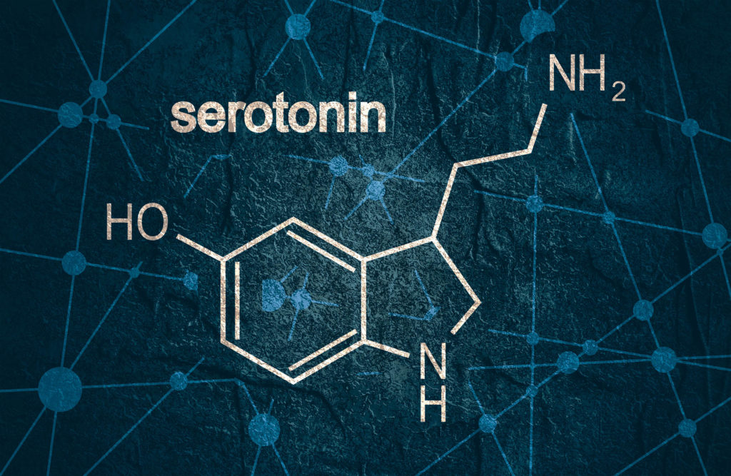 Une formule chimique de sérotonine sur le fond bleu