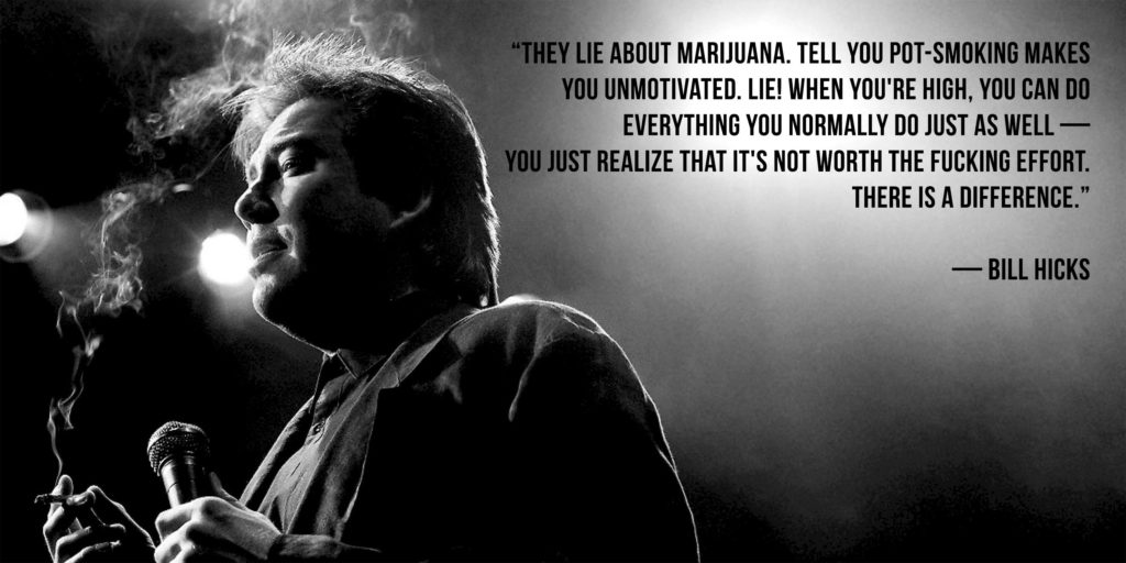 Una cita de Bill Hicks junto a él fumando una articulación y sosteniendo un micrófono