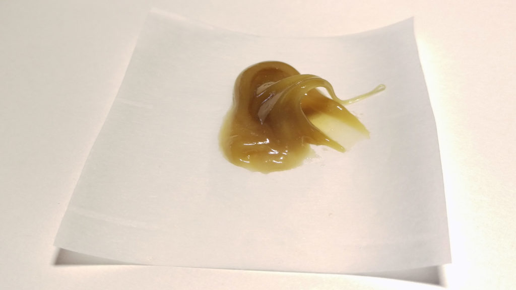 Cannabis Rosin op een wit blad