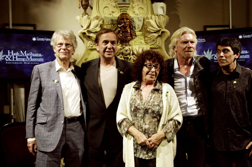 Un grupo de personas posando para una foto en los premios de cultivo de cannabis.