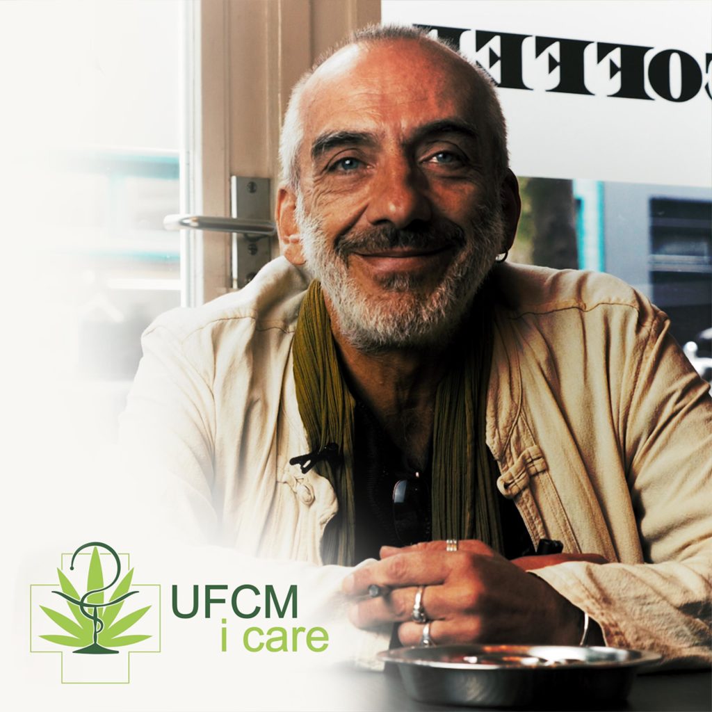 Ein UFCM I-Care-Logo und Bertrand Rambaud sitzen mit einem beleuchteten Joint