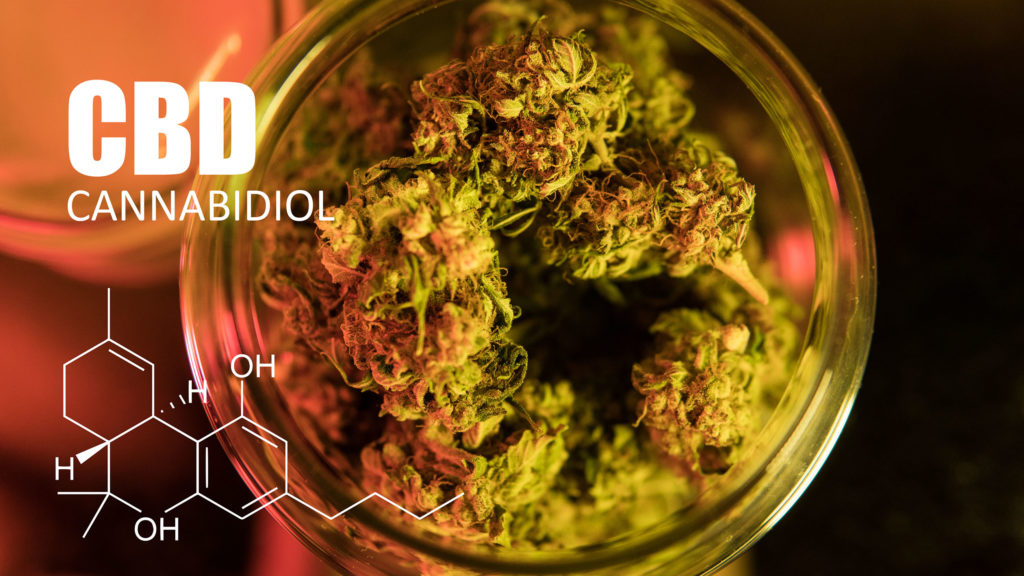 Frasco lleno de flores de cannabis secas y fórmula química de CBD