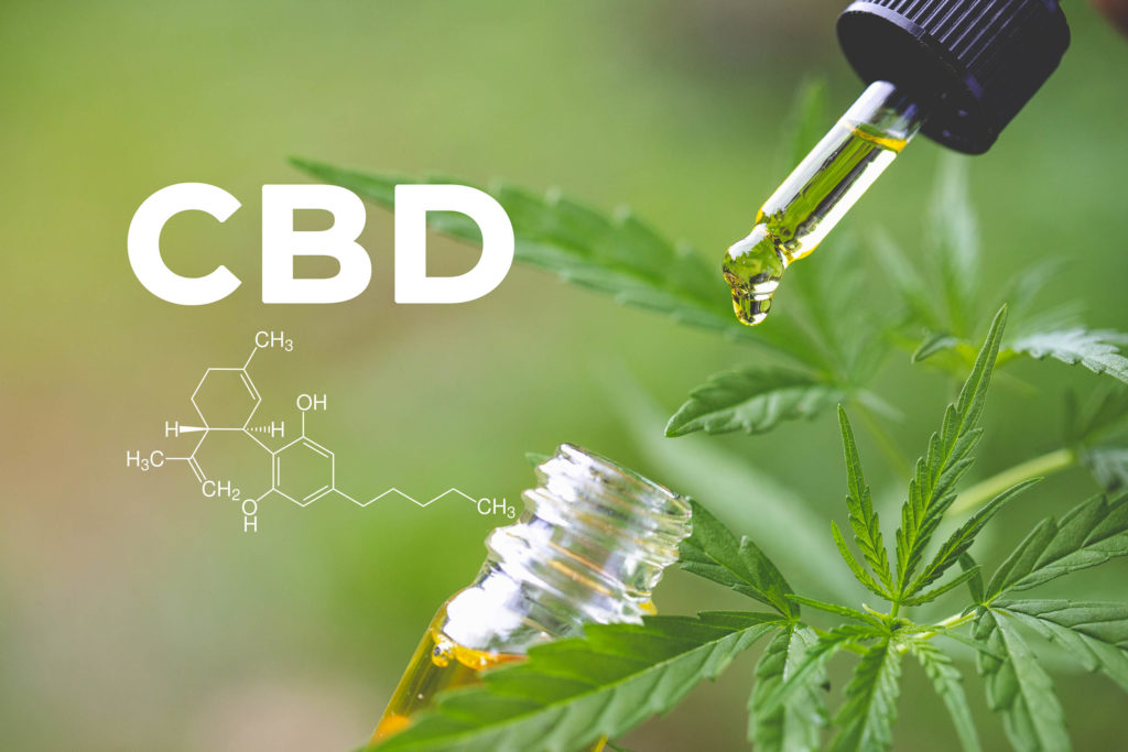 De chemische formule van CBD, een cannabisplant en een fles CBD-olie