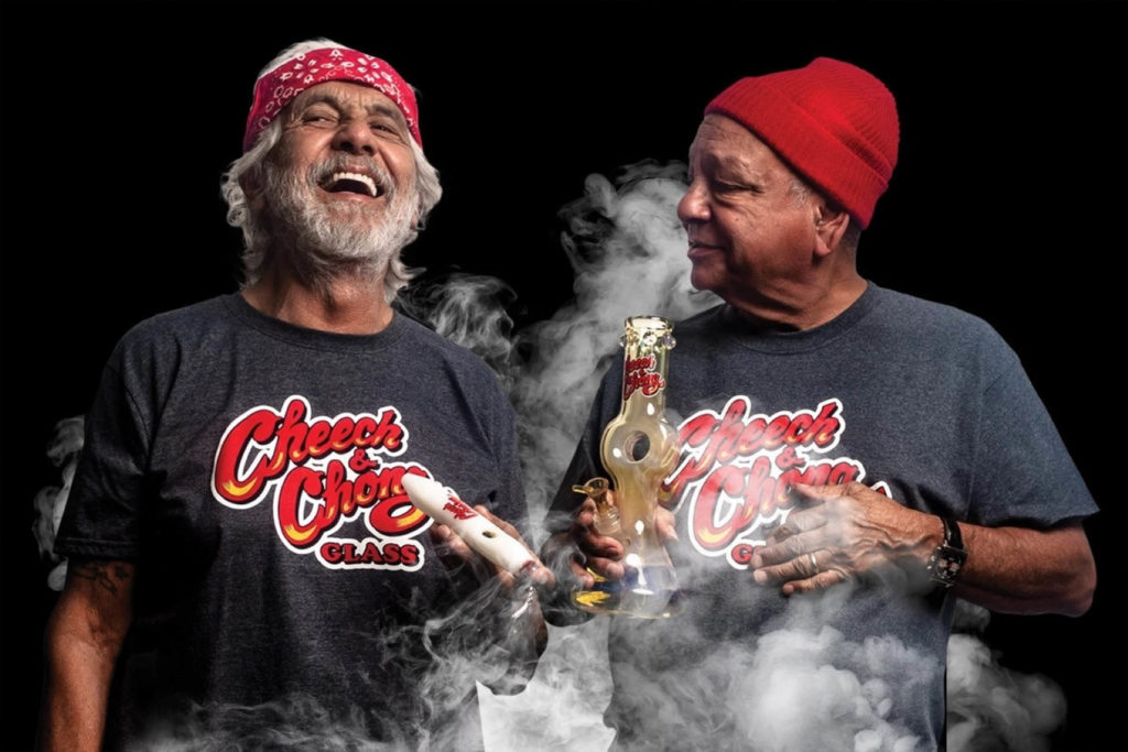 Cheech y Chong fumando cannabis