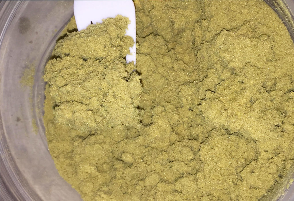 Dry-Sieve-Hashish in einer Schüssel mit einer Gabel