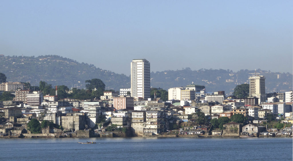 Une vue de la ville avec des montagnes en arrière-plan