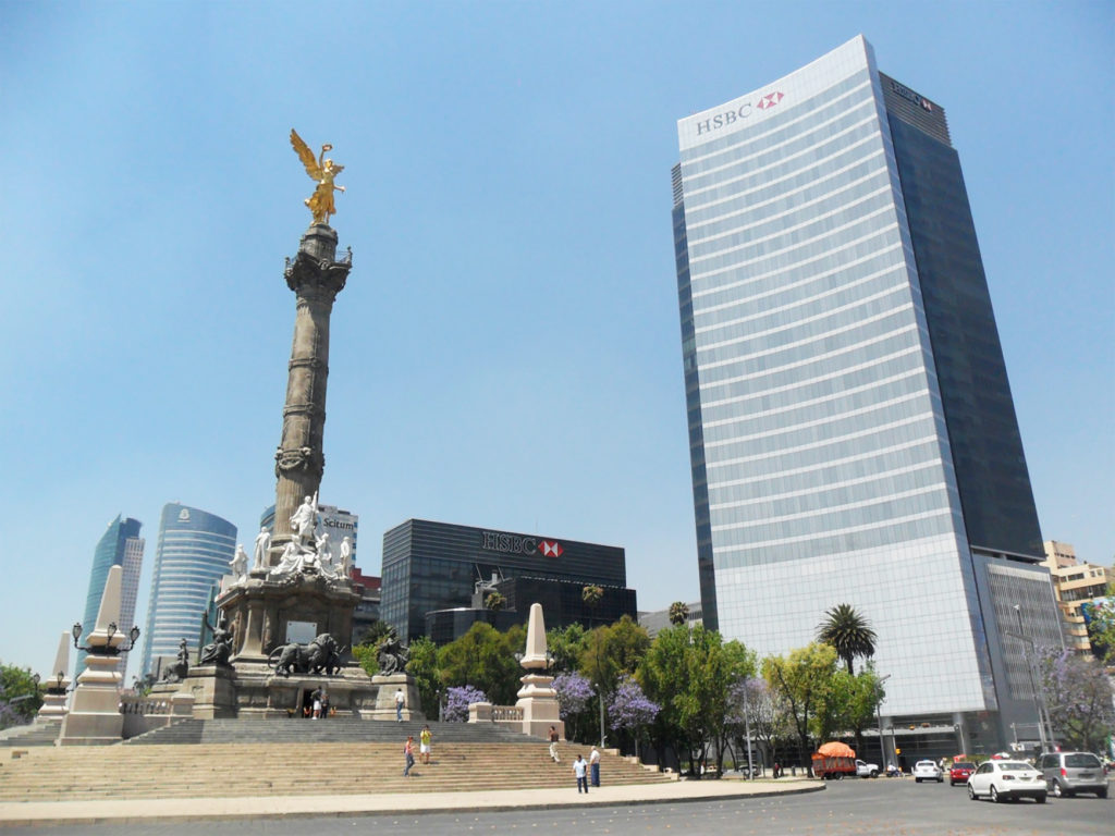 Ein HSBC-Gebäude neben dem Platz in Mexiko