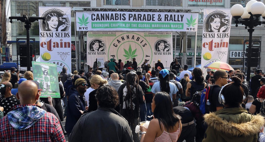 Un escenario con y multitud en el desfile de cannabis de Nueva York